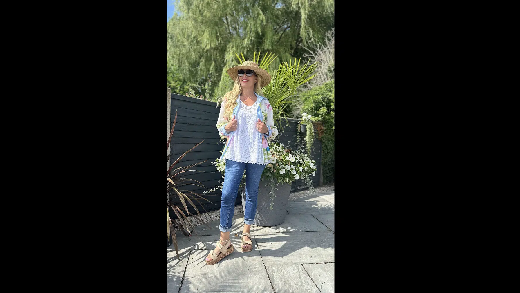 Relaxed Jeans with Linen Button-Up Shirt