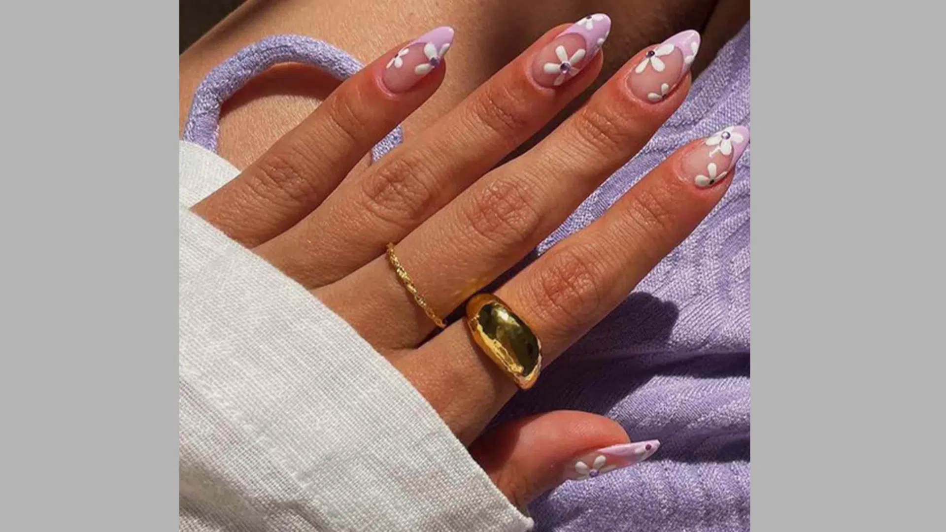 Daisy Accent Nails