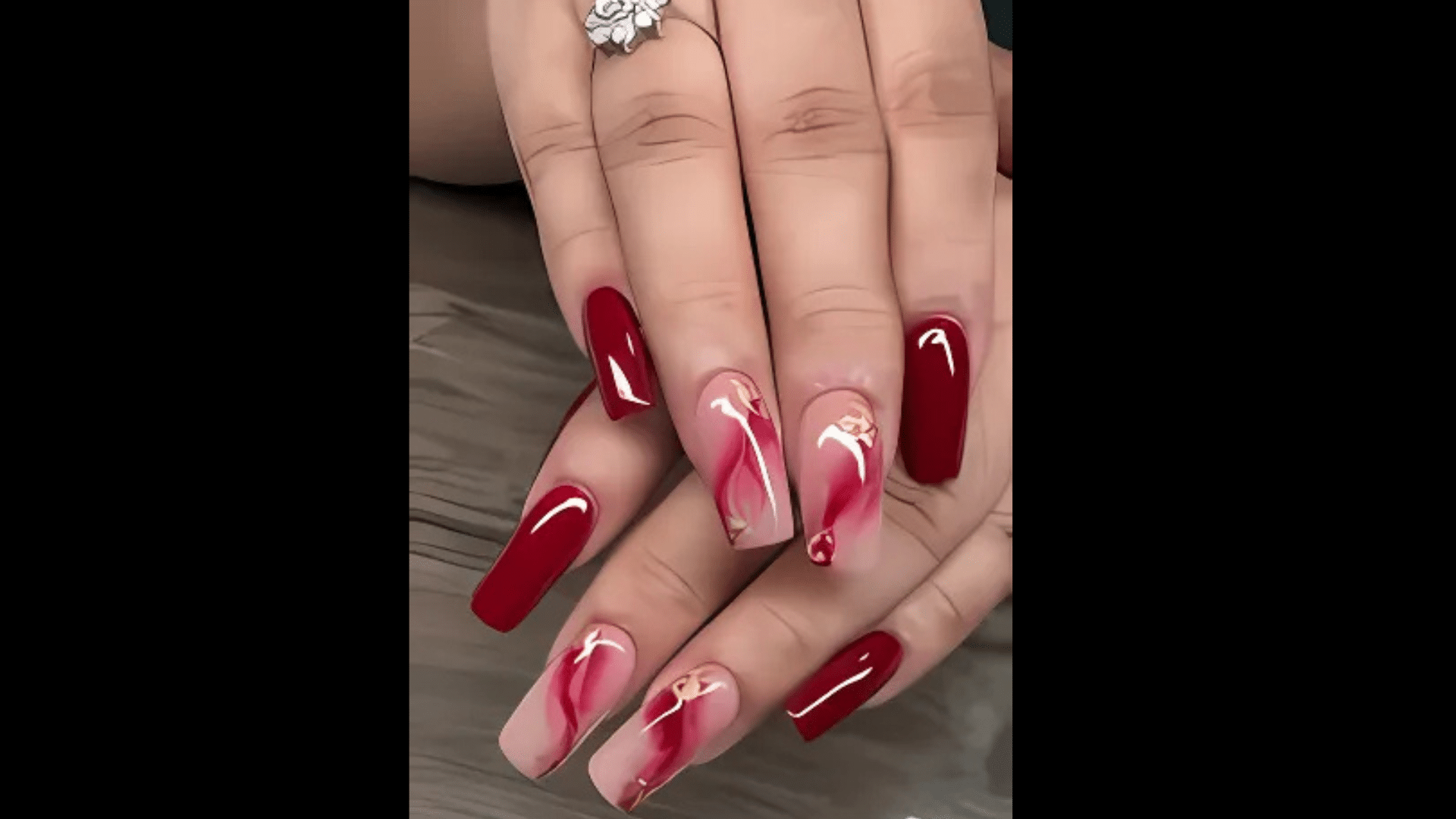 Red nails with marble effect