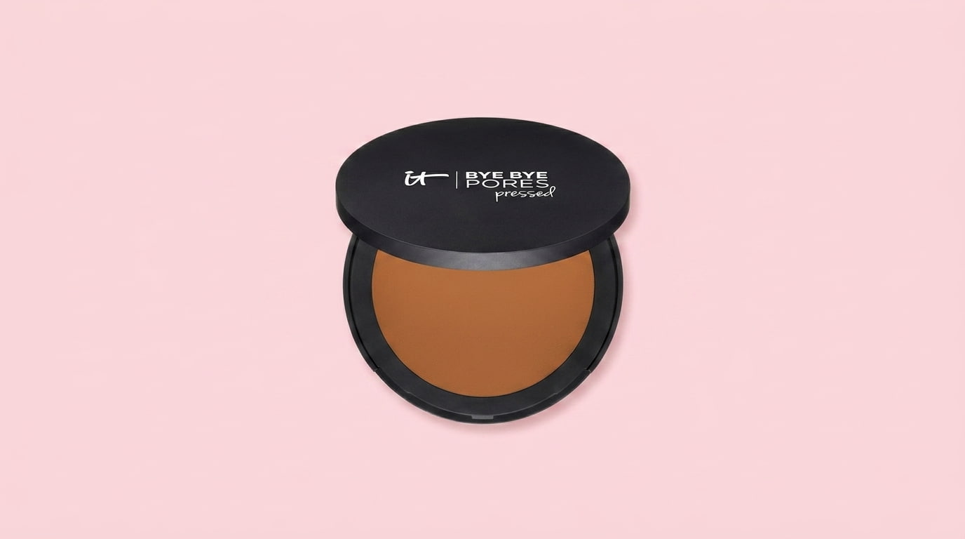 it cosmetics bye bye pores pressed setting powder displayed in an open makeup compact